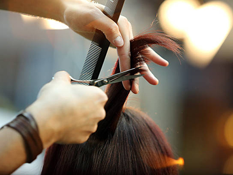 Parceria do SEECETHAR garante corte de cabelo gratuito para associados em Birigui