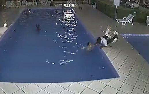Porteiro salva criança de afogamento. Assista à ação heroica